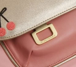 Jeune Premier Boekentas It Bag Midi 17 L Cherry Pompon - 38x30x14.5 Cm 10 Jeune Premier Boekentas It Bag Midi 17 L Cherry Pompon - 38x30x14.5 Cm -Kantoor Artikelen product 835796