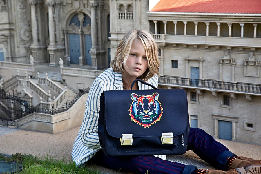 Jeune Premier Boekentas It Bag Midi 17 L Tiger Navy - 38x30x14.5 Cm 2 Jeune Premier Boekentas It Bag Midi 17 L Tiger Navy - 38x30x14.5 Cm - Afbeelding 2