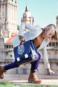 Jeune Premier Boekentas It Bag Midi 17 L Tiger Navy - 38x30x14.5 Cm 17 Jeune Premier Boekentas It Bag Midi 17 L Tiger Navy - 38x30x14.5 Cm -Kantoor Artikelen product 835928